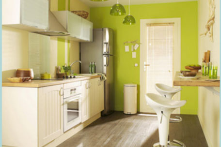 amenagement petite cuisine en lineaire aménagement petite cuisine avec grand linéaire de meubles bas et haut placés sur la longueur de la cuisine. Pratique, un coin repas est installé avec un comptoir bois fixé au mur pour moins d'encombrement.