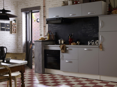 Aménager une petite cuisine ouverte sur la pièce jour avec une déco qui mêle tendance rustique et style industriel. Meubles de cuisine gris Leroy Merlin modèle Spring gris alu 