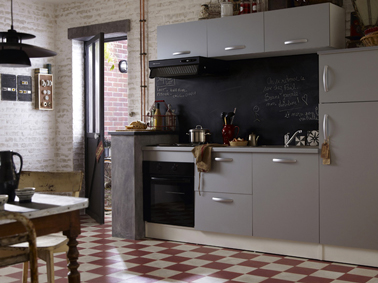 amenagement cuisine style industriel dans pièce jour rustique Aménager une petite cuisine ouverte sur la pièce jour avec une déco qui mêle tendance rustique et style industriel. Meubles de cuisine gris Leroy Merlin modèle Spring gris alu