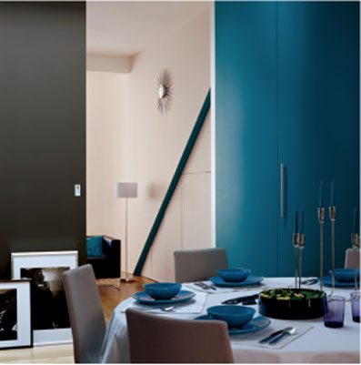 Décoration salle à manger tendance. Couleur peinture murale bleu canard en association avec gris fer sur chaises et peinture murale, vaisselle coordonnée en bleu canard