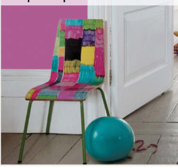 peinture-pour-meuble-chaise-relookee-plusieurs-couleurs chaise peinte avec plusieurs couleurs de peintures flashy