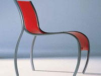Des lignes courbes et élégantes, dans sa version grise et rouge la chaise Kartell prend sa place autour de la table de salle à manger, dans un bureau, ou une salle d’attente.
