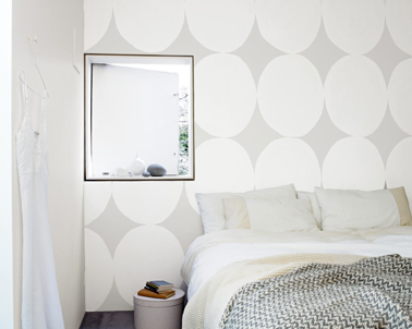 Une déco de chambre grise et blanche qui joue sur l'effet texture avec un peinture au pochoir gris perle et blanc 