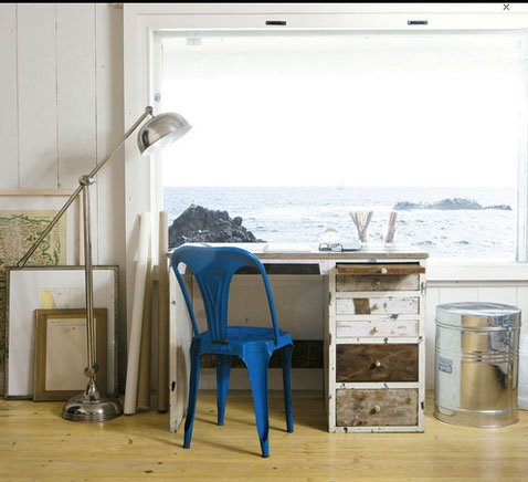 decoration chambre enfant avec un bureau en bois patiné blanc et taupe finition ciré 4 tiroirs de rangements