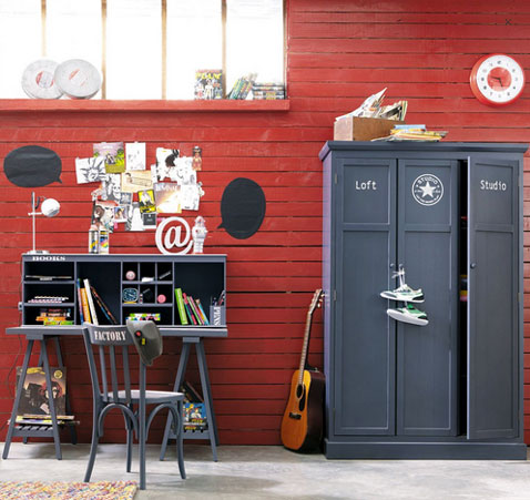 bureau en bois gris pour chambre enfant à assembler avec plusieurs éléments : plateau, tréteaux, étagère de rangement. 