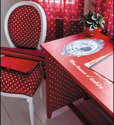 bureau chambre enfant en bois peint rouge style romantique, fauteuil rouge assorti