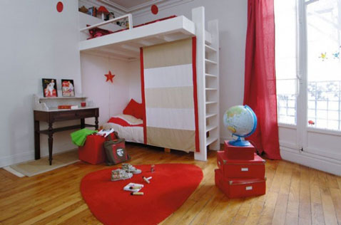 decoration rouge et blanc pour une chambre de fille. Murs peinture blanc, couette larges rayures rouche et blanc tapis, boites de rangement et rideaux rouge, meuble bureau ancien