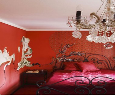 decoration chambre rouge du sol au murs-grand lustre barqoque-lit fer forgé noir, draps satin rouge