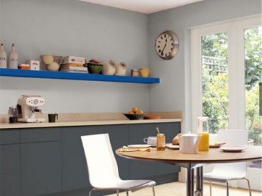 couleur decoration cuisine amenagee facade meuble finition gris satin plan de travail chene clair etagere peinture bleu