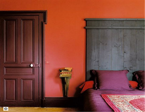 Décoration chambre d'amis dans maison secondaire peinture rouge carmin, linge de lit satin pourpre boutis ancien couleur coquelicot 