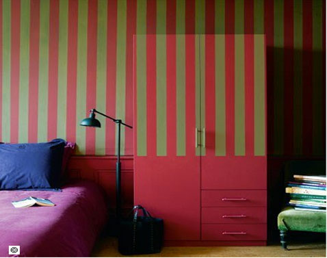 Décoration chambre papier peint larges rayures rouge et gris kaki, armoire peinture farrow and ball gris