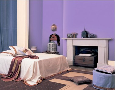 La couleur lavande, une variante raffinée pour une peinture chambre violet. Pour créer une ambiance romantique dans la chambre, le linge de lit satin de coton ecru, tapis chocolat et coussins taupe
