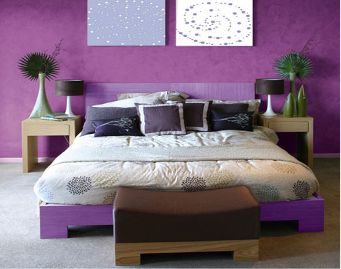 Déco chambre couleur violet et gris avec une peinture à la chaux couleur violet sur les murs sublimée par le gris perle de la moquette. Chevets et pied de lit en hetre naturel, lampe de chevet noir