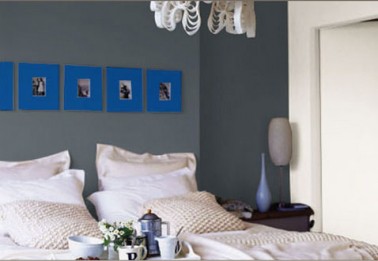 couleur-decoration-chambre-peinture-murale-gris-cadre-photo-bleu decoration chambre adulte peinture murale tête de lit gris foncé cadre photo peint bleu linge de lit et coussins coton écru