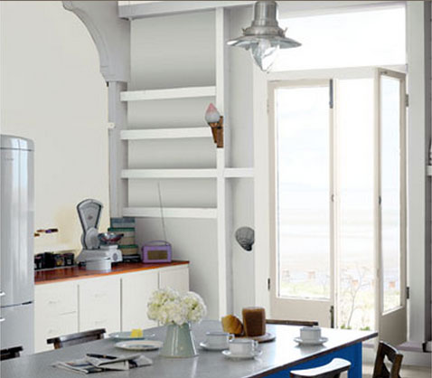 couleur-decoration-cuisine-harmonie-de-gris-et-bleu-en-petite-touche meubles de cuisine finition gris perle, plan de travail chêne foncé, table et chaises peinture bleu