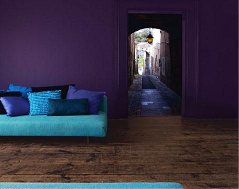 peinture salon couleur prune avec canapé bleu, ensemble de coussins nuance bleu et violet