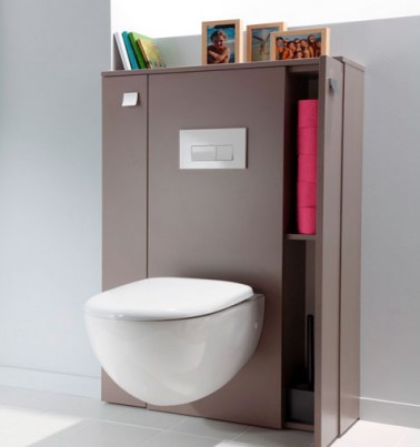 Décoration WC esprit design zen, cuvette WC suspendu blanche, papier toilette couleur rose fucshia