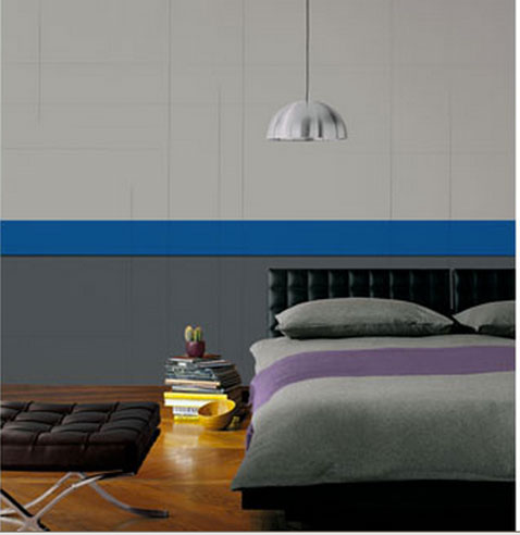 decoration design pour chambre adulte peinture couleur gris pastel et gris bandeau peinture bleu intense tete de lit et coussin de sol noir