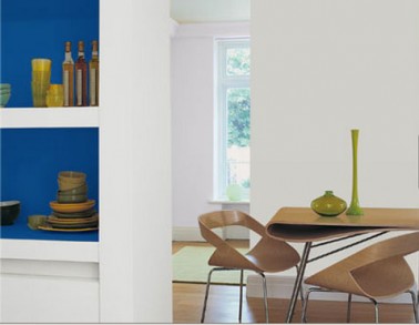 couleurs-decoration-salle-a-manger-peinture-gris-clair-gris-perle-niche-peinture-bleu salle a manger design avec table et chaises lignes épurees, tapis vert d'eau, peinture murale gris clair et gris souris placard rangement vaisselle peint en bleu vase et coupe nuances de vert