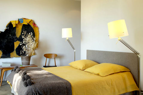 Pour la decoration de la chambre une peinture de couleur jaune associée à une peinture couleur gris taupe favorise l'ambiance cocooning dans une chambre adulte