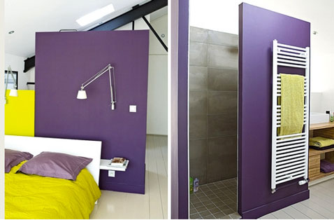 chambre dans loft avec salle de bain cloison séparation peinture couleur violet, linge de lit et linge de toilette couleur anis