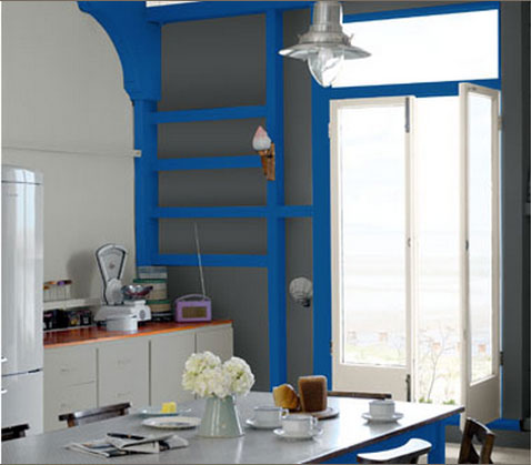 decoration cuisine ambiance campagne meubles facade finition gris perle poutres et chaises peinture bleu