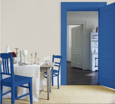 decoration-salle-a-manger-cuisine-couleur-peinture-murale-nuances-de-gris-porte-et-chaises-peints-couleur-bleu salle a manger ambiance bord de mer peinture murale degrade de gris porte en encadrement peints en bleu chaises bois assorties du meme bleu