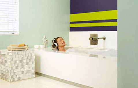 faire des bandes de peinture dans une salle de bain, bandes vert anis sur fond prune