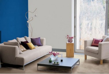 pour la decoration d'un salon style traditionnel peinture murale bleu tonique associé à gris clair et gris soutenu canape et fauteuil couleur gris perle table basse carre plateau gris anthracite pied metallique