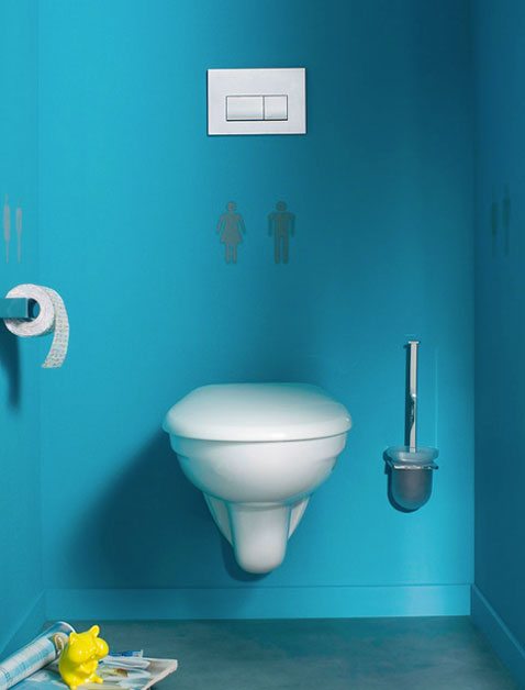 deco design originale pour les toilettes avec cuvette wc suspendu, porte rouleau papier toilette et balayette wc verre et inox