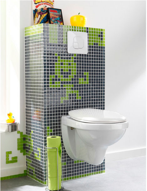 toilette design et tendance avec cuvette wc suspendu blanche sur colonne carrelée faience noir et vert qui dissimule colonne chasse d'eau et systeme evacuation