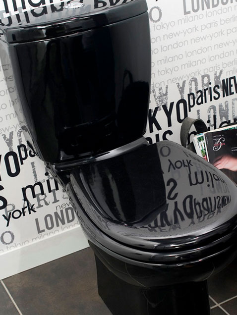 Une déco WC tendance avec cuvette design et abattant noir. Sur les murs un papier peint vintage noir et blanc