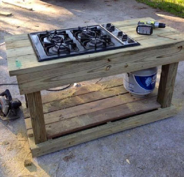 Une bonne idée déco récup que de fabriquer une cuisine d'été avec des palettes et y placer plaque de cuisson sur un plan de travail sur mesure