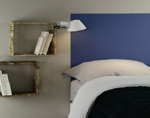 decoration chambre, tete de lit couleur bleu peinte directement sur le mur gris perle