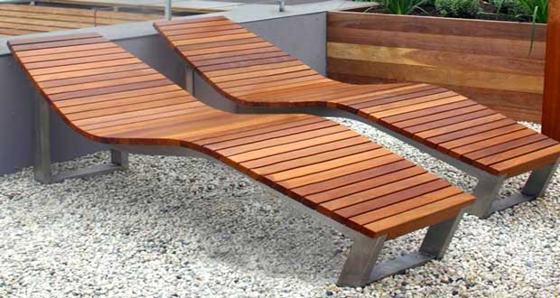 Un salon de jardin en bois de teck demande un entretien régulier pour éviter le grisement du teck. Une huile de teck appliquée chaque année résout le problème