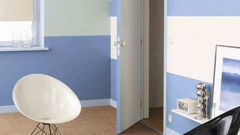 decoration chambre peinture murale de deux couleurs rayures horizontales bleu et blanc