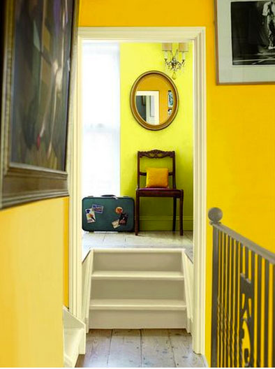 Peinture escalier et palier palette de couleur jaune Panama Dulux Valentine Pour mettre de la gaieté et de la lumière dans un escalier et un palier, la palette Panama de Dulux Valentine composée d'un jaune pâle, une jaune moyen, une couleur jaune intense harmonieusement associées à un gris taupe