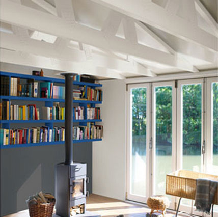 salon d'une maison de campagne peinture murale gris anthracite-etageres bibliotheque peintes en bleu soutenu de dulux valentine