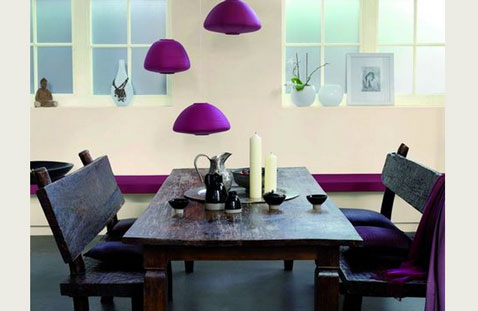 Déco d'une salle à manger couleur violet et noir pour sublimer une peinture murale couleur écru