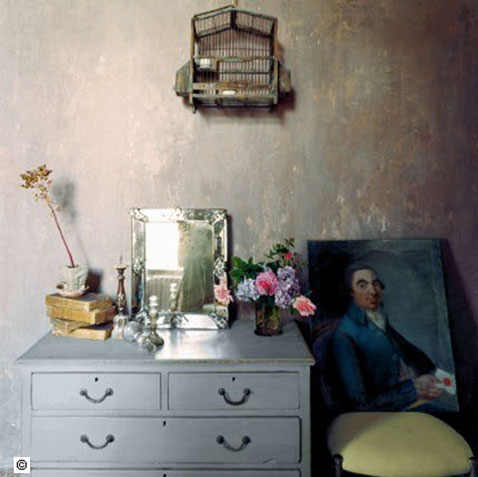  Décoration chambre cosy avec une chaux effet patine. Pour patiner le meuble, une patine grise qui existe aussi en taupe et chocolat dans la collection effet patiné de Boiron