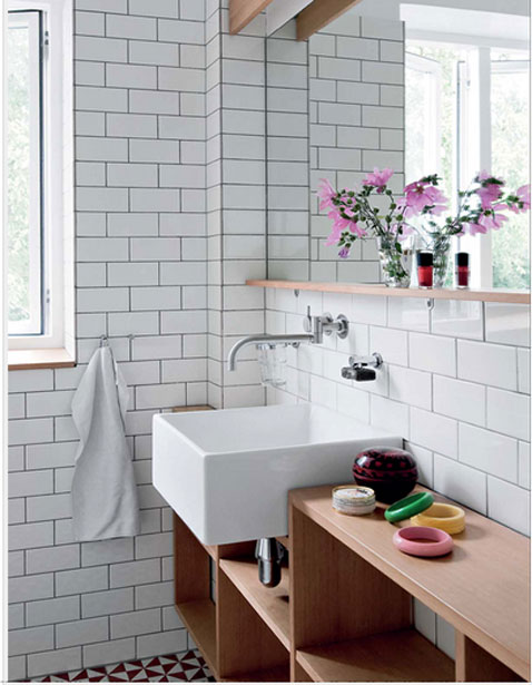 salle de bain carrelage mural blanc joint gris plan de toilette en teck grande vasque blanche