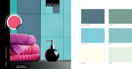amenagement salle de bain carrelage mural bi-colore bleu et vert, étagère en métal brossé, serviettes de bain eponge rose