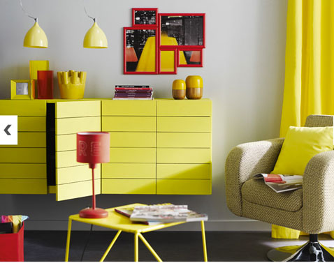 Decoration salon tendance. Buffet et table basse couleur jaune anis. Couleur peinture gris. Sol stratifié gris anthracite. Lampe à poser et cadres rouge
