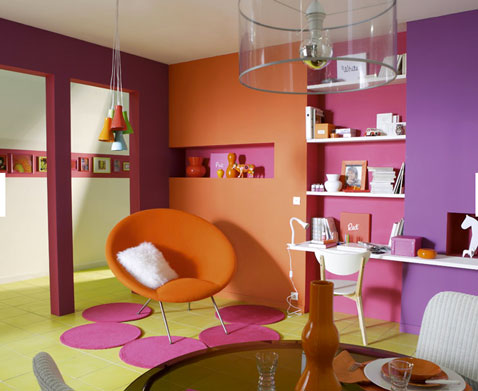decoration salon couleur peinture orange rose violet, sol carrelage vert