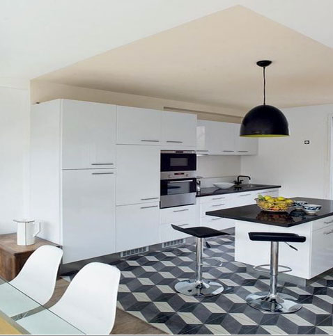 Peinture cuisine blanche plafond couleur lin autour de meubles laqué blanc et plan de travail granit noir 