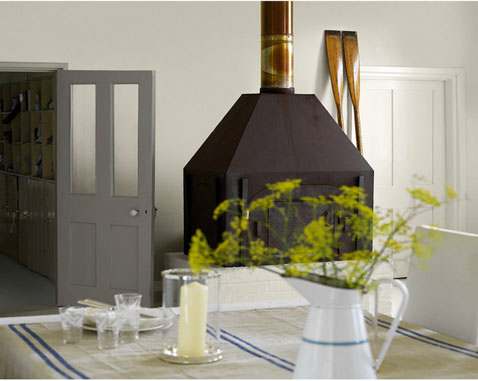 decoration cuisine style industriel harmonie de couleur lin et taupe pour la peinture grand poêle couleur marron