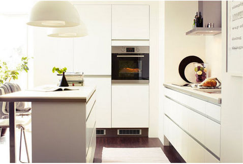cuisine Ikea, facade blanc ivoire et touche de couleur lin et taupe pour une ambiance zen et lumineuse