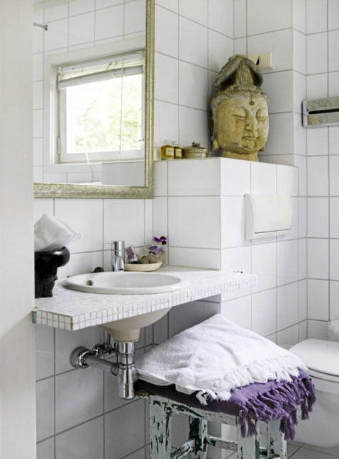 une salle de bain ambiance rétro avec carrelage 20X20 blanc, sur le plan de toilette mosaïque blanche 