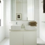 salle de bain design avec faïence et carrelage sol blanc meuble et vasques blanc