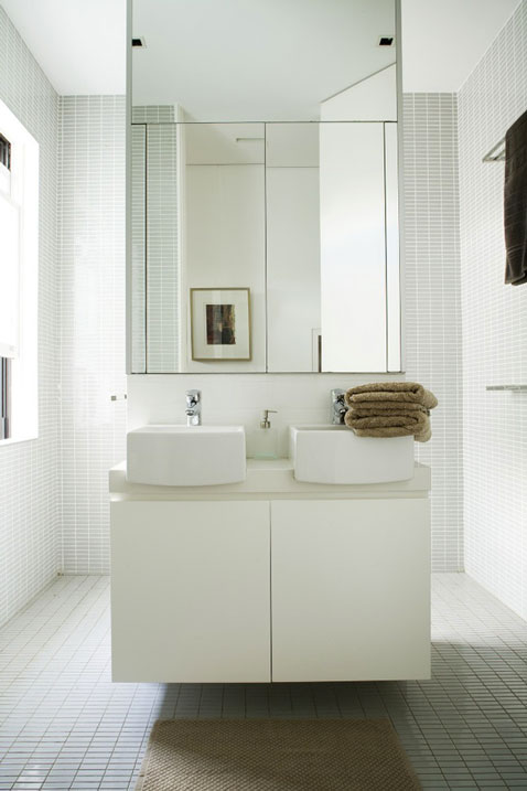salle de bain design murs sol et plafon carrelage blanc meuble et vasques blanc